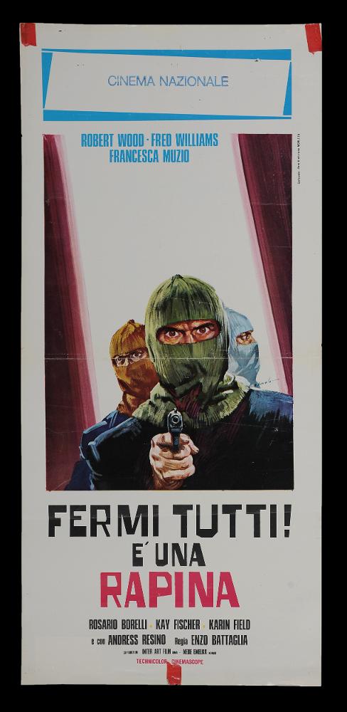 L'immagine riproduce uno dei manifesti conservati presso la Mediateca Regionale Pugliese (vedi Note). Si tratta di una delle versioni grafiche della locandina del film italo tedesco “Fermi tutti! È una rapina!”, di cui si conserva anche il manifesto. L’illustratore è Averardo Ciriello, come si evince dalla firma sulla destra. Emerge il suo tipico tratto pittorico, caratterizzato da un uso del colore in funzione simbolica e fortemente emotiva, con un’attenzione, quasi maniacale, per il dettaglio e le sfumature chiaroscurali. La composizione mostra un taglio molto moderno, equilibrato e quasi minimalista, occupato solo dalle tre figure dei rapinatori in prospettiva che emergono dal fondo bianco e amaranto, da cui il pittore fa idealmente uscire la luce....