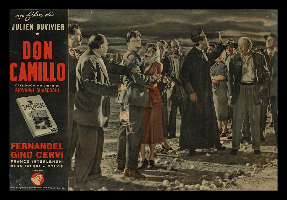 L'immagine riproduce uno dei manifesti conservati presso la Mediateca Regionale Pugliese (vedi Note). Si tratta di uno dei soggetti per la fotobusta del celebre film "Don Camillo". Senza firma, l'opera si compone principalmente di una fotografia tratta da una delle scene del film, che occupa quasi del tutto lo spazio compositivo. Ritoccata nei colori per dare quasi una resa pittorica, la fotografia è comunque di forte realismo ed espressione di una Italia viva e corale, fatta dalle vicende quotidiane della comunità, che il film ha saputo raccontare. La fascia sulla sinistra accoglie invece le informazioni principali del film, compreso il riferimento al libro da cui è tratta la commedia....