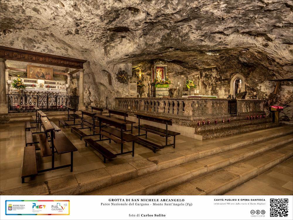 La grotta di San Michele a Monte Sant’Angelo (FG) è la progenitrice di tutte le cavità cultuali dedicate al Principe delle milizie celesti, diventando meta di pellegrinaggio internazionale, lungo la via che portava in Terra Santa. Alla suggestiva grotta si accede scendendo 86 gradini di pietra. La grotta custodisce la preziosa statuetta in marmo di Carrara del 1507 raffigurante San Michele Arcangelo, che si ritiene sia stata scolpita dal Sansovino. Attualmente Monte Sant’Angelo vanta il prezioso riconoscimento dell’Unesco quale Patrimonio dell’Umanità.
L’immagine digitale fa parte della raccolta di fotografie prodotte da Carlos Solito per il Progetto digitale “Sillabario sotterraneo – Viaggio dantesco nelle Grotte di Puglia” – realizzato nell’ambito della LEGGE REGIONAL...