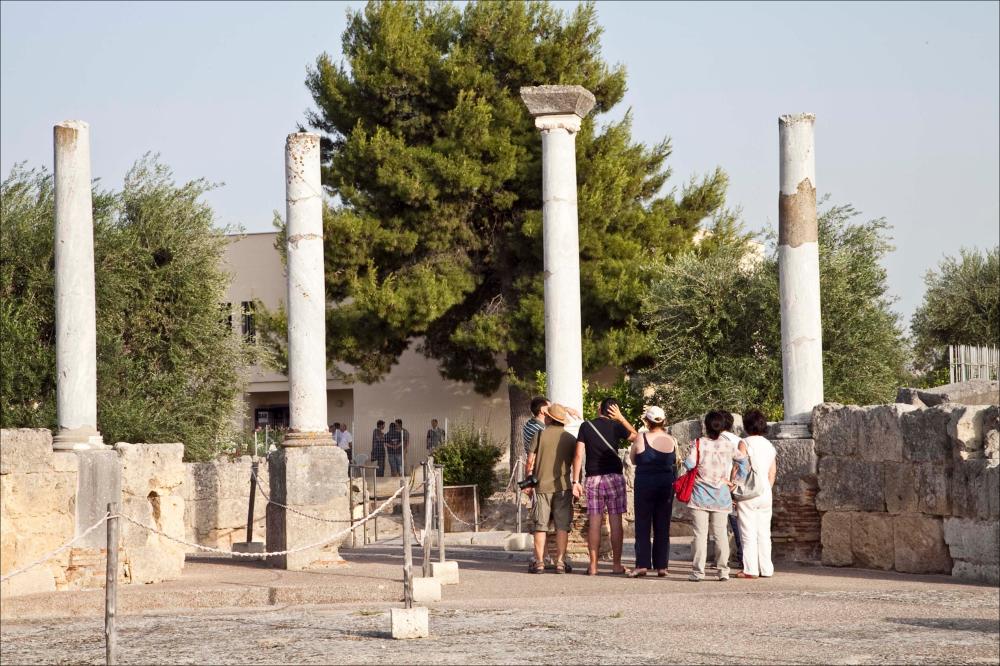 La fotografia è parte della collezione digitale “Puglia Green Hour” nata dall'omonimo progetto di Teatro Pubblico Pugliese. Fu organizzato su un calendario fitto e intenso di spettacoli programmati tra giugno e luglio 2012 all'interno dei Parchi Regionali della Puglia, per parlare di arte, musica, teatro e filosofia ispirati dalle bellezze primordiali del paesaggio pugliese in aree territoriali spesso dimenticate o poco valorizzate. L'immagine cattura un momento significativo della visita guidata fatta tra i resti del Parco Archeologico e Naturalistico di San Leucio, tra le cui colonne alla luce del tramonto si è svolto il concerto di Raiz, accompagnato dalla band I Radicanto. La loro collaborazione ha prodotto l'album "Casa", portato in tour nel 2012, espressione della...