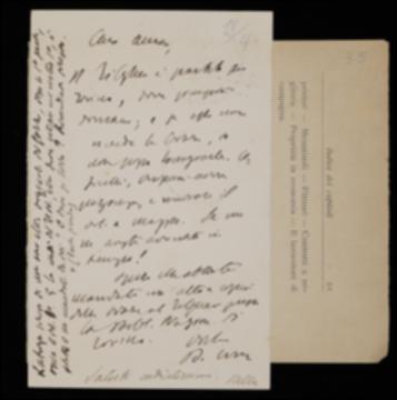 In riscontro ad una missiva di Giovanni Laterza, Benedetto Croce comunica che non si possono licenziare le ultime bozze del volume di Johann G. Fichte prima che le abbia corrette Adriano Tilgher e che quindi il volume dovrà essere distribuito a maggio. Inoltre il filosofo, riportando probabilmente parte di una missiva di Giuseppe Prezzolini o di Achille Pellizzari, chiede all'editore di far luce sul resto del manoscritto che formerà il primo volume di Carlo Gozzi. In calce alla cartolina vi sono anche i saluti e la firma di Angelina Zampanelli.
