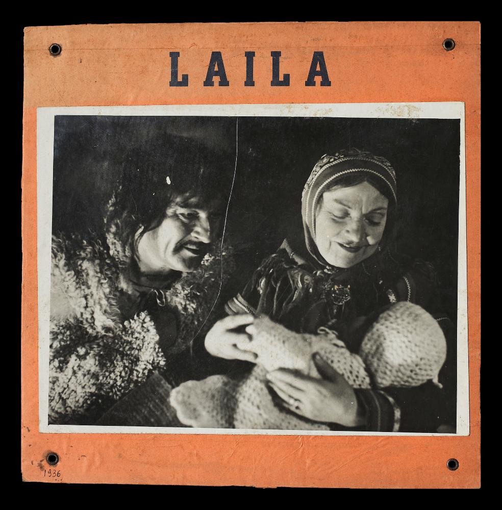 “Laila” è un film svedese del 1937 diretto da George Schnéevoigt, su sceneggiatura di Jens Andreas Friis, Helge Lund, Fleming Lynge. Tra gli interpreti principali ricordiamo Ake Ohberg, Aino Taube, Peter Hoglung.
La fotobusta su supporto cartonato presenta una fotografia di scena in bianco e nero dove vediamo in primo piano la bimba ritrovata con i suoi genitori adottivi....