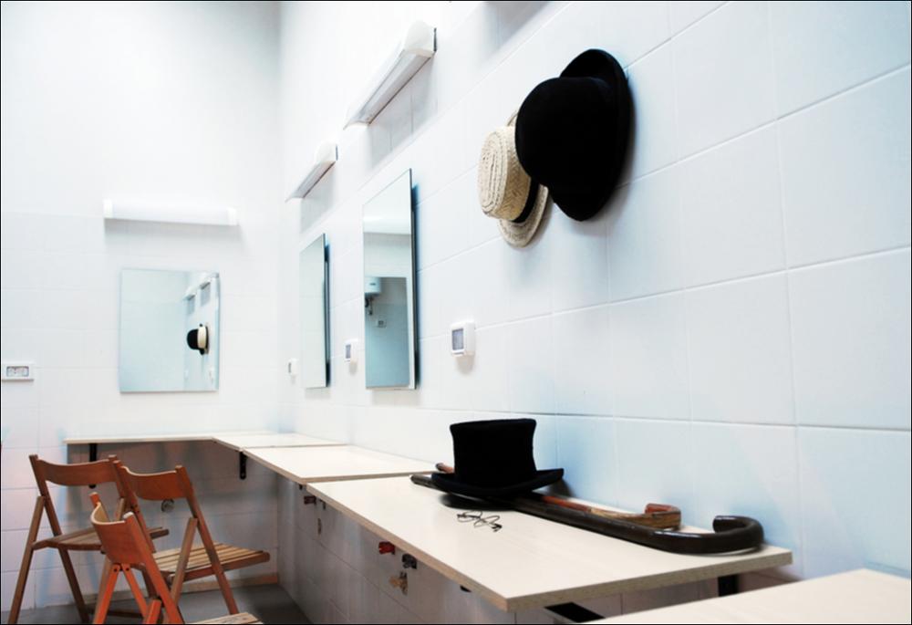 L'immagine è parte della campagna fotografica realizzata dalla fotografa Margherita Mirabella per Teatro Pubblico Pugliese, che ha ripreso nei suoi scatti le eleganti architetture e i rifiniti dettagli di alcuni dei più bei teatri pugliesi e alcuni degli spettacoli teatrali portati in scena in questi ultimi anni. Il Teatro Garibaldi, situato nel borgo antico tra Piazza Vittorio Emanuele II e Piazza Regina Margherita di Savoia a Bisceglie, fu voluto dal governo regio sabaudo, quando fu deliberata la decisione di trasformare gli antichi cameroni della “Polveriera”, dove sorgeva l'antico teatro cittadino costruito sugli ambienti ricavati da uno dei bastioni della cinta muraria. I lavori iniziarono nel 1862 sotto la direzione dell'architetto Giuseppe Albrizio e si concluser...