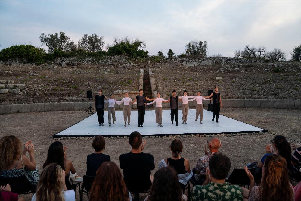 <div>La foto mostra la compagnia <strong>Spellbound Contemporary Ballet</strong> nel saluto dopo lo spettacolo "<em>The Real You"</em>, firmato dal coreografo <strong>Mauro Astolfi</strong> e interpretato da Anita Bonavida, Maria Cossu, Alessandro Piergentili, Giuliana Mele, Roberto Pontieri, Miriam Raffone, Martina Staltari, Lorenzo Beneventano e Filippo Arlenghi. </div><div><br></div><div>La performance si inserisce nel <strong>Teatro dei Luoghi – Festival internazionale di teatro, danza e arti performative</strong>, dedicato quest’anno al tema <strong>Nessuna terra in vista</strong>, un omaggio a Charles Simic e alla sua poetica dello smarrimento e della ricerca di appartenenza. Undici giorni di programmazione, diciotto spettacoli e sei luoghi del...
