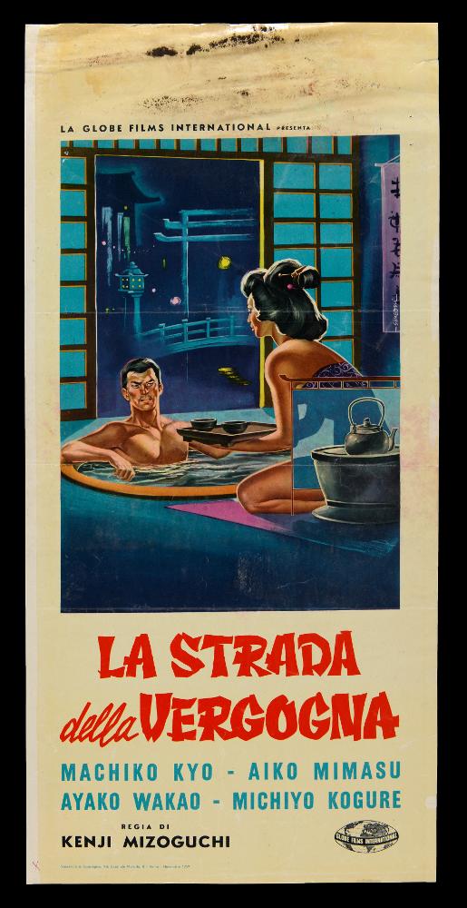 “La strada della vergogna” (titolo originale “Akasen chitai”) è un film del 1956, diretto da Kenji Mizoguchi, su sceneggiatura di Masashige Narusawa e Yoshiko Shibaki. Nel cast ricordiamo Machiko Kyô, Aiko Mimasu, Ayako Wakao, Michiyo Kogure.
Il film, che costituisce l'ultima opera del regista, fu presentato in concorso alla 21ª Mostra internazionale d'arte cinematografica di Venezia, in cui Mizoguchi ottenne la candidatura al Leone d'Argento.
La locandina cinematografica è firmata Symeoni. Nato a Ferrara nel 1928, Sandro Symeoni è considerato uno dei pittori di cinema più prolifici. Il suo stile si distingue per una grande pittoricità e un gusto originale basato sulla bellezza formale. Fino agli inizi degli anni Sessanta le sue figure sono scolpite, volumetriche e senz...