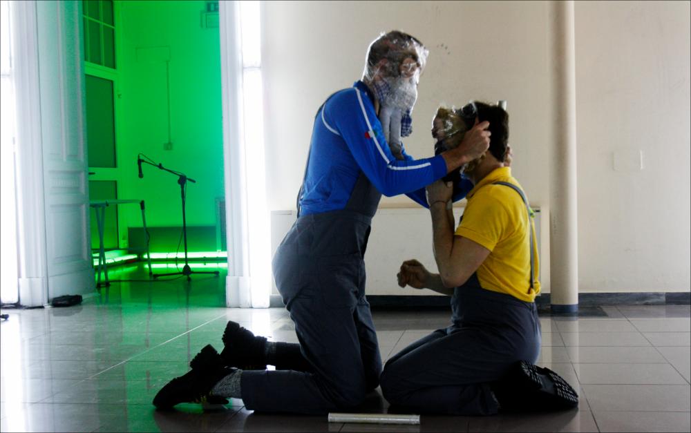 L'immagine fa parte di “Primavera dei Diritti", collezione digitale che raccoglie foto e video dell'omonima manifestazione promossa dalla Regione Puglia - Assessorato al Mediterraneo e realizzata dal Teatro Pubblico Pugliese tra il 18 al 28 febbraio 2010 a Bari. La fotografia immortala un momento della performance “Pinter's Anatomy”, messa in scena il 26 e il 27 al Teatro Kursaal, scritta da Stefano Ricci e Gianni Forte, definiti dalla stampa “enfants terribile” della nuova creazione drammaturgica italiana, invitati a presentare le loro performance e i loro allestimenti in vari paesi europei. Come si può notare l'allestimento della scena risulta molto particolare, lo spazio è quasi claustrofobico e il pubblico è catapultato nel cuore del dramma, totalmente immerso nell'...