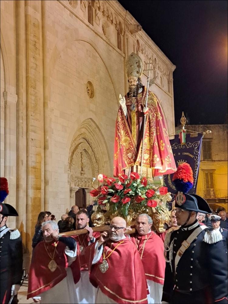 <div class="ql-editor"><div>La foto ritrae la statua di <strong>San Flaviano di Costantinopoli</strong> durante la tradizionale processione per le vie di <strong>Conversano</strong>. Il simulacro del santo, portato dai fedeli, attraversa il centro cittadino tra la partecipazione della comunità, rinnovando ogni anno il legame di devozione e protezione tra il patrono e la città.</div><div><br></div><div>San Flaviano, patriarca di Costantinopoli, è il santo patrono di Conversano. La sua festa si celebra il <strong>24 novembre</strong>, giorno che ricorda l’arrivo delle sue reliquie a <strong>Giulianova</strong>, città di cui è anch’egli patrono.</div><div>Il legame con Conversano nasce nel XV secolo quando il vescovo <strong>Sulpicio Ac...