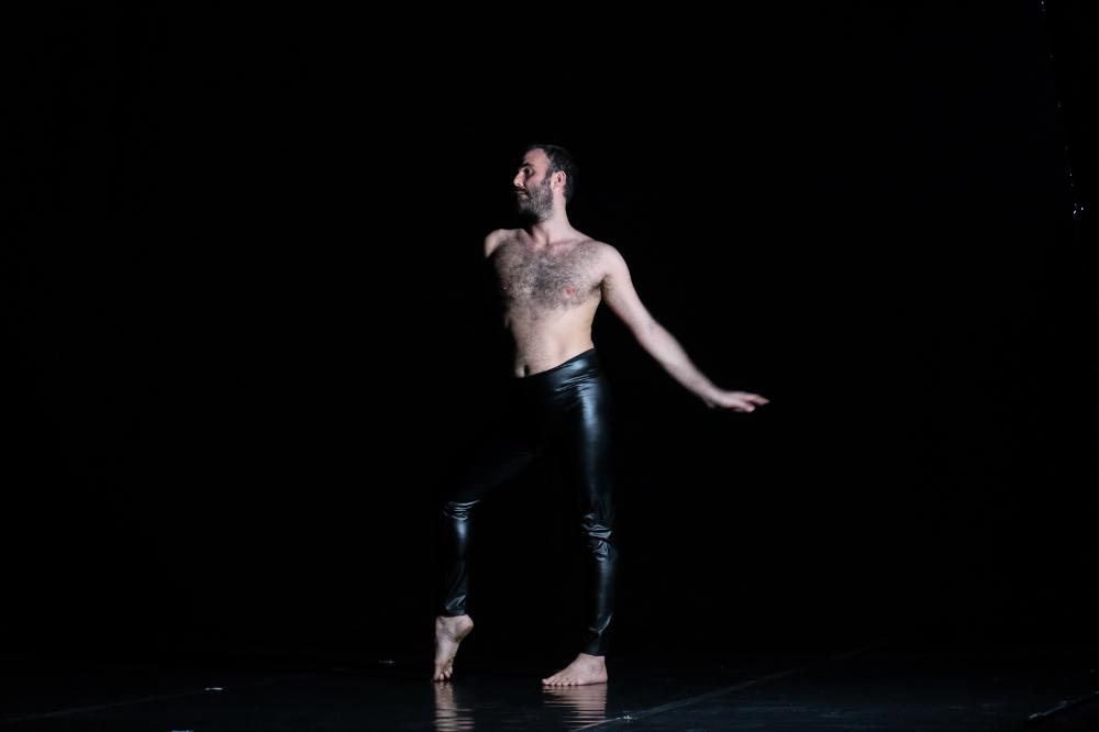<div class="ql-align-justify">Lo scatto è tratto dalla performance “<strong>Lampyris Noctiluca</strong>” con Aristide Rontini, portata in scena nella serata del 6 novembre 2024 presso il Teatro Kismet in occasione del BIG - Bari International Gender Festival.</div><div class="ql-align-justify">Aprendo il campo all’ascolto di risonanze profonde tra la quotidianità e il passato, tra il mondo materiale e una dimensione puramente percettiva, Aristide Rontini dialoga con l’eredità di Pier Paolo Pasolini. La prospettiva di questo solo fa luce sul corpo come luogo di trasformazione e visioni immaginifiche. «La sparizione delle lucciole», evocata da Pasolini nel suo articolo del 1975, è un’immagine che sostiene il proc...