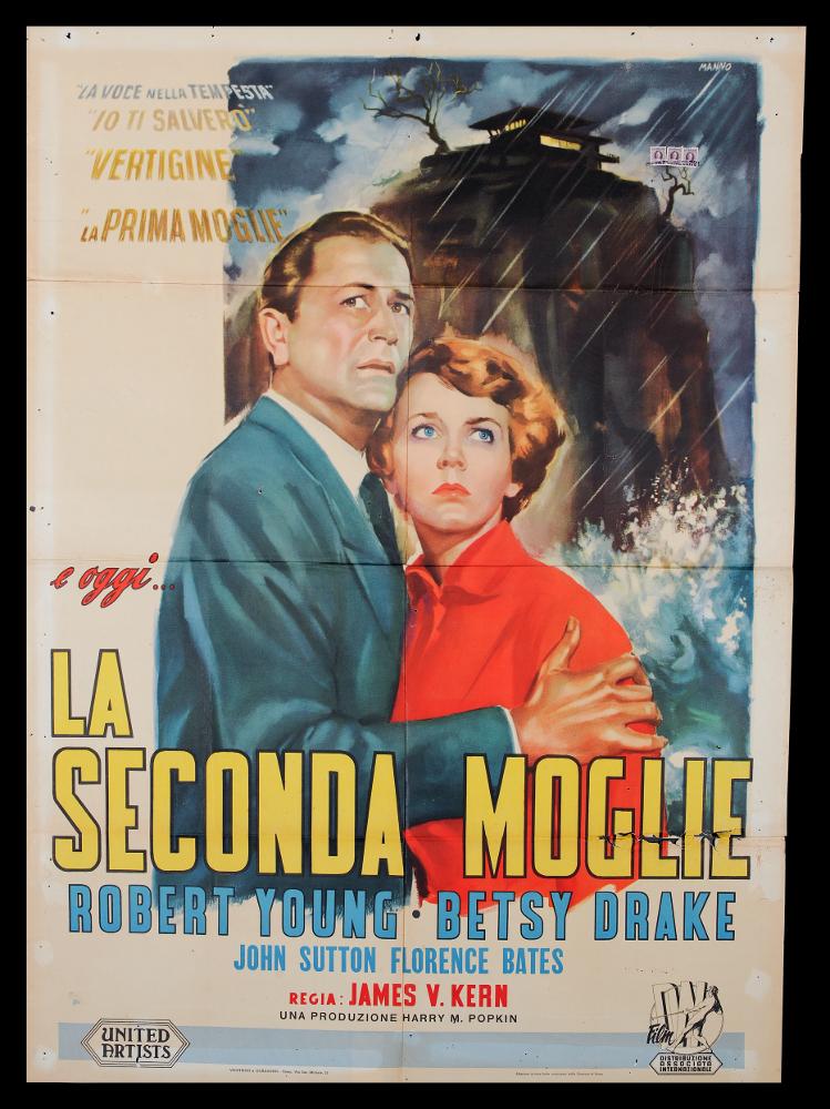 L'immagine riproduce uno dei manifesti conservati presso la Mediateca Regionale Pugliese (vedi Note). Si tratta di uno dei manifesti del film in bianco e nero “La seconda moglie” del 1950 per la regia di James V. Kern. La firma che si legge è dell’illustratore Manno (Manno Dante), pittore formatosi all'Accademia di Belle Arti, dove fu allievo di Duilio Cambellotti. Questo influenzerà la sua carriera, dedicandosi totalmente alla pittura di cinema, sua grande passione fino alla crisi degli anni '70. L'uso degli acquerelli e della tempera, di colori compatti e pastosi rendono le sue figure ben definite e morbide, unendo un certo stile classico e accademico ad una grafica moderna. Manno, come molti altri pittori dell'epoca dediti alla pittura per manifesti, si fece interpre...