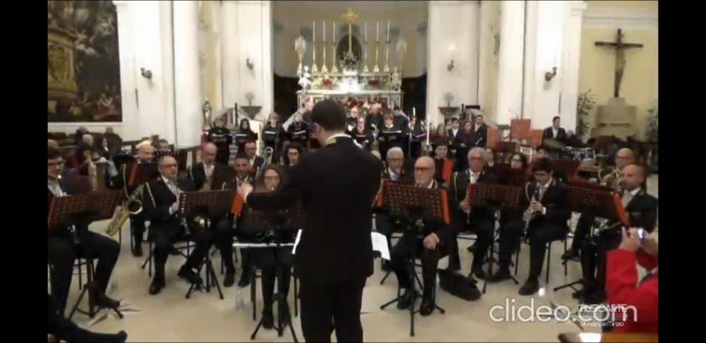 <div class="ql-editor"><div>Video dell’esecuzione dell’Inno del Giubileo “Pellegrini di speranza”, realizzata dal Concerto Bandistico Cittadino “F. Fasano – L. Leo” di Mesagne insieme al Coro Vicariale di Mesagne, in occasione delle celebrazioni natalizie del 2025. La risorsa documenta la partecipazione della banda all’animazione musicale di eventi religiosi e la collaborazione con realtà corali del territorio.</div><div><br></div><div>Il Concerto Bandistico Cittadino “F. Fasano – L. Leo” di Mesagne, costituito in forma associativa nel 1991, affonda le proprie radici nella tradizione bandistica cittadina documentata a partire dal 1883. La banda rappresenta una presenza consolidata nella vita cultural...