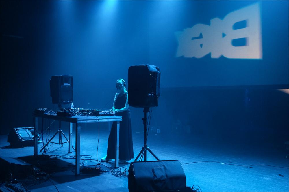 <div class="ql-align-justify">Lo scatto riprende uno dei momenti del vibrante DJ set di <strong>Dasha Rush</strong>, maestra indiscussa della consolle, protagonista del BIG X Opening Party del BIG Bari International Gender Festival, nella serata del 31 ottobre presso il Teatro Kismet.</div><div class="ql-align-justify">Dasha trasforma le potenti forze della natura in una techno densa e stratificata, generando esplorazioni visive e arte performativa.</div><div class="ql-align-justify">Producer, DJ e artista multimediale originaria di Mosca ma residente da tempo a Berlino, è una figura di riferimento nella galassia della musica elettronica nel panorama internazionale.</div>...