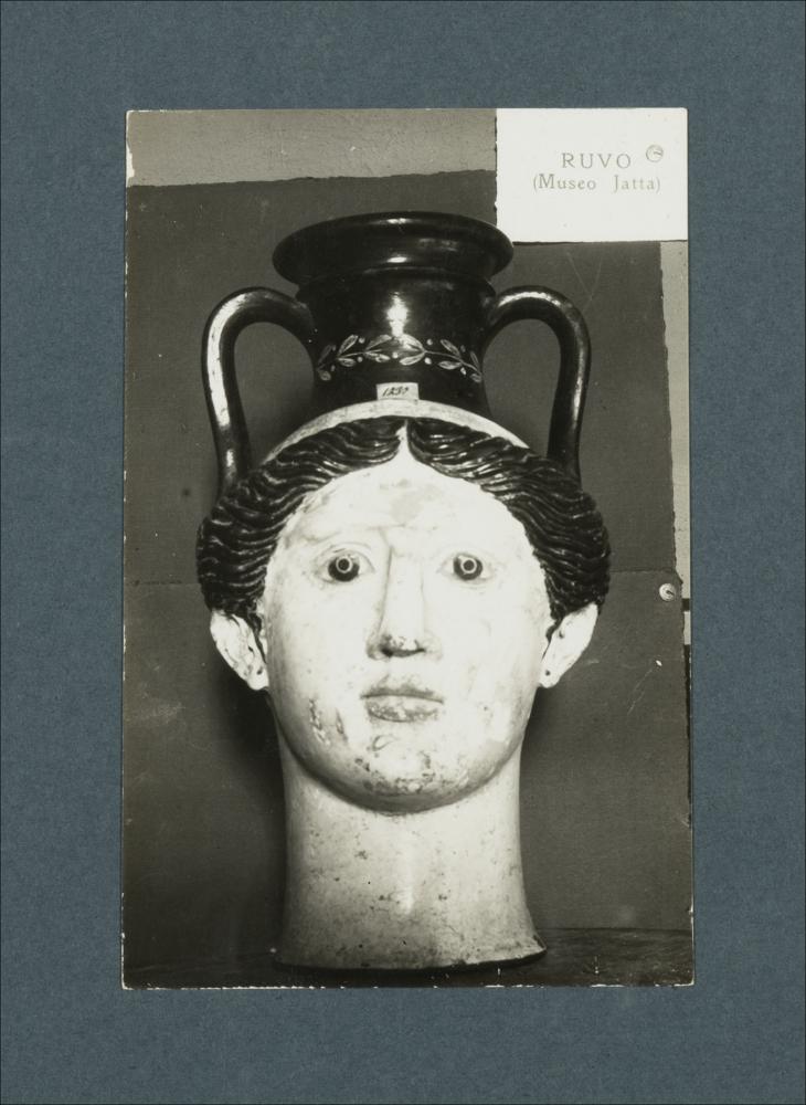 <div class="ql-editor"><div><span>Documentazione fotografica di un'anfora con testa muliebre, conservata presso il Museo Jatta di Ruvo di Puglia.</span></div><div><span class="ql-cursor">﻿</span>La raccolta fotografica di Giuseppe Ceci (1863-1938), studioso delle arti figurative dell’Italia meridionale e tra i promotori delle Società di Storia Patria di Napoli e della Puglia, si inserisce nel vivace clima culturale dell’Italia postunitaria, caratterizzato dal progressivo consolidarsi di una «coscienza nazionale» alimentata anche dal confronto e dal dialogo con le realtà storiche e culturali locali.</div><div>Oggi la Biblioteca Comunale di Andria conserva oltre settecento fotografie dedicate alla Puglia medievale, a Napoli e al patr...