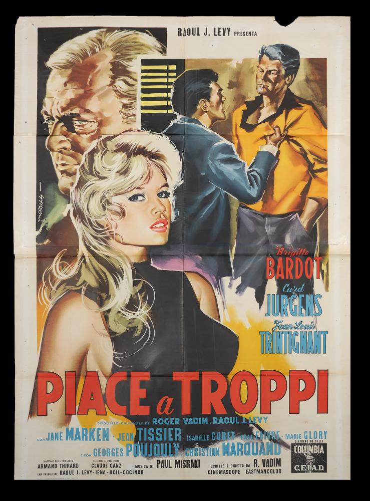 L'immagine riproduce uno dei manifesti conservati presso la Mediateca Regionale Pugliese (vedi Note). Si tratta del manifesto del film "Piace a troppi", conosciuto anche come "E Dio creò la donna", la cui illustrazione è a firma di Sandro Symeoni (Symeoni). Noto per essere uno dei pittori di cinema più prolifici, si distinse per una grande pittoricità, un gusto originale basato sulla bellezza formale e più tardi per composizioni moderne basate su ritmi spezzati e drammatici. La figura femminile è sempre esaltata nei suoi lavori, come in questo manifesto in cui un bellissimo ritratto di Brigitte Bardot - attrice che con questo film fu lanciata a livello internazionale come sex symbol - cattura lo sguardo e valorizza tutta l'illustrazione. Linee spezzate, forti contrasti ...