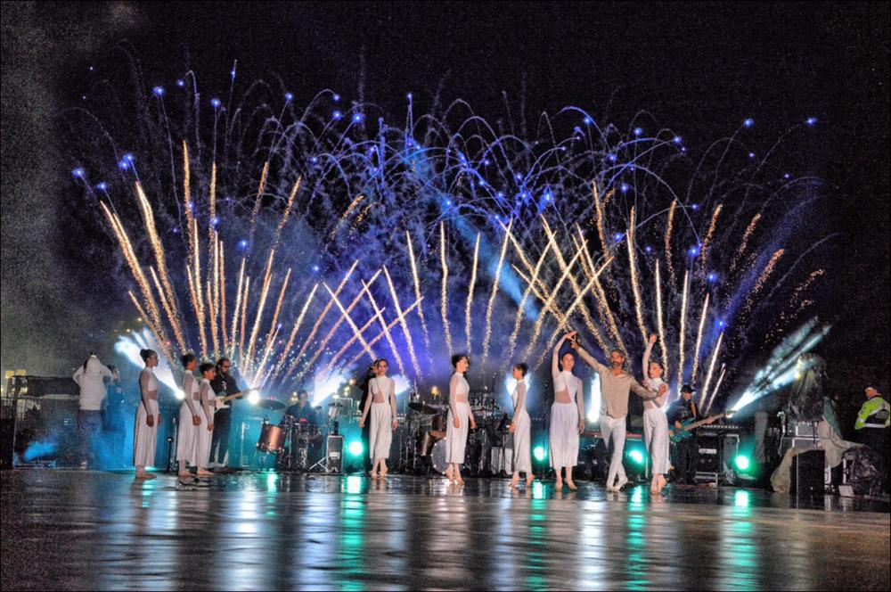 Lo scatto fotografico cattura un momento dello spettacolo pirotecnico che anima la sera del ‘Lunedì del Crocifisso’ per chiudere i festeggiamenti della Festa Patronale del SS. Crocifisso di Auricarro a Palo del Colle.
La Festa del SS. Crocifisso di Auricarro, istituita nel 1853, si celebra in due momenti diversi, il 3 Maggio e la terza settimana di settembre a Palo del Colle (Bari). La Festa si caratterizza, dal punto di vista liturgico, con messe solenni e tre processioni con il simulacro del Crocifisso lungo le vie storiche del paese (il SS. Crocifisso viene portato in processione dalla Chiesa S. Maria La Porta alla chiesetta rupestre di Auricarro (dimora estiva) per benedire i campi e poi, a settembre, vi è il ritorno dell’effige nella Chiesa Matrice in Palo del Coll...