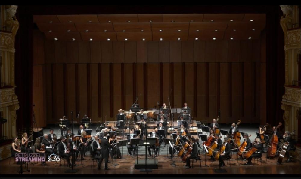 In questa registrazione del 21 novembre 2020 l’Orchestra del Teatro Petruzzelli esegue la Sinfonia n.4 op. 36 in Si Bemolle Maggiore op. 60 di Ludwig van Beethoven, composta nel 1806. Ludwig van Beethoven è una figura che ha ampiamente segnato la musica colta occidentale, ultimo vero rappresentante del classicismo viennese, ma anticipatore del futuro Romanticismo per la sua capacità di trasmettere ogni sua emozione, esperienza e sentimento.
La Quarta e le due sinfonie adiacenti presentano una diversità di espressione dominate da toni moderati anche se i contenuti e le inquietudini che la percorrono sono notevoli. La quarta sinfonia presenta un “respiro” diverso, posta tra i due giganti: la terza sinfonia “l’eroica” e la quinta, una delle più grandi e acclamante sinfonie...