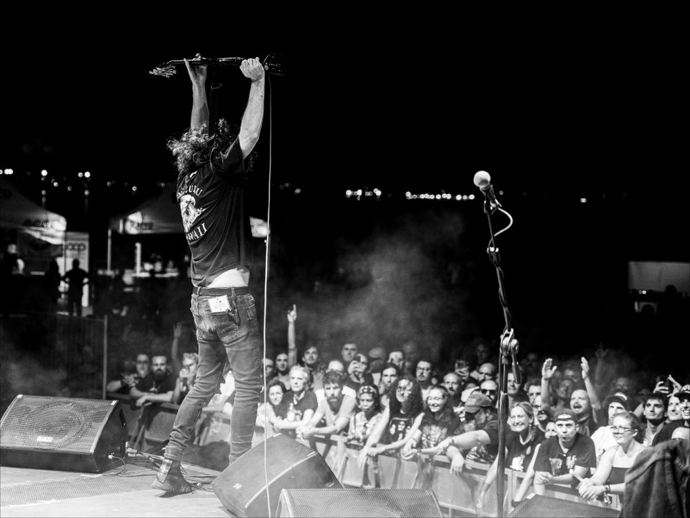 <div>Lo scatto cattura un momento del concerto dei Wolfmother, protagonisti della serata del 16 agosto 2024 per la sezione <strong><em>Cinzella Suoni</em></strong> del Cinzella Festival, svoltasi alla Rotonda del Lungomare di Taranto.</div><div>Nati a Sydney nel 2000, i Wolfmother si ispirano alle grandi leggende del rock mondiale — Led Zeppelin, Black Sabbath, Aerosmith e gli australiani AC/DC — e nel corso degli anni hanno costruito una carriera solida e riconosciuta a livello internazionale. Con sei album in studio, un Grammy Award conquistato nel 2006 e tournée leggendarie in tutto il mondo, la band si è imposta come una delle realtà più rilevanti del rock e dell’hard rock contemporaneo. Durante il lockdown del 2020, Andrew Stoc...