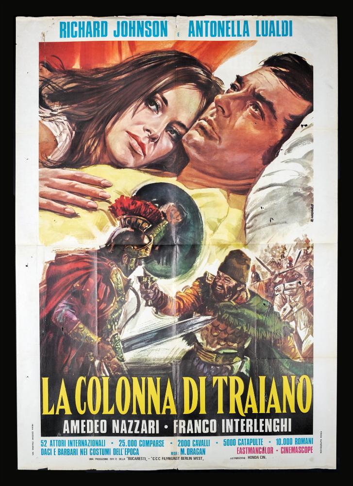 Il manifesto cinematografico è opera del celebre pittore di cinema Renato Casaro, uno tra i maggiori rappresentanti della grafica e del manifesto. Nato a Treviso nel 1935 comincia la sua carriera artistica da autodidatta ma in breve sviluppa un proprio stile che mescola tecniche diverse attraverso l’uso del pennello e dell’aerografo che gli consente di ottenere effetti sfumati e volumetrici di grande intensità pittorica. Spesso la composizione si focalizza su una figura principale in cui si concentra la sintesi concettuale del film, in questo caso combina una scena di battaglia tra Daci e Romani e i ritratti dei due protagonisti, Richard Johnson e Antonella Lualdi. Il manifesto originale è conservato nell’Archivio della Mediateca Regionale Pugliese.
...