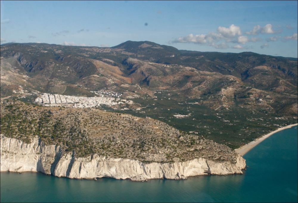 Il comune di Mattinata, rientra nell'ambito paesaggistico del Gargano, caratterizzato dall'altopiano calcareo e dai suoi orli terrazzati. La costa del Gargano è sicuramente un elemento fortemente caratterizzante; si estende per circa 160 km, di cui quasi la metà risulta libera da insediamenti di qualunque tipo La morfologia, prevalentemente rocciosa, scende a volte gradatamente verso il mare, a volte repentinamente, creando panoramici e suggestivi strapiombi, soprattutto sul versante sud orientale, dove alte falesie costiere sono interrotti da profondi valloni. Gli insediamenti più consistenti si sviluppano per lo più all'esterno dell'altopiano, in corrispondenza dei promontori costieri, rafforzando il vuoto insediativo interno, dominato da pascoli e dalle aree boscate....