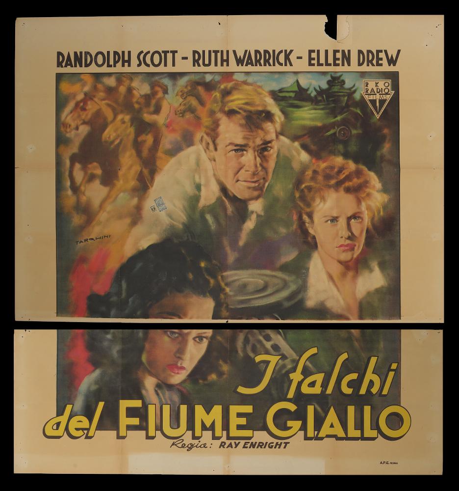 L'immagine riproduce uno dei manifesti conservati presso la Mediateca Regionale Pugliese (vedi Note). Si tratta di una delle versioni grafiche del manifesto del film “I falchi del fiume giallo” del 1945 per la regia di Ray Enright a firma dell’illustratore Tarquini (Tarquini Paolo), "Pittore non Pittore" come lui stesso si definì, artista che condivise la sua arte con il padre Sabatino ed i fratelli Luigi e Glauco. Il manifesto presenta una misura particolare, fuori standard, quasi un quadrato di 140x150 cm, e la composizione grafica prevede un focus centrale caratterizzato dalla presenza dei primi piani dei tre protagonisti. In secondo piano, sullo sfondo è possibile distinguere nettamente due scene, nella parte destra vi sono architetture che richiamano i luoghi dell’...