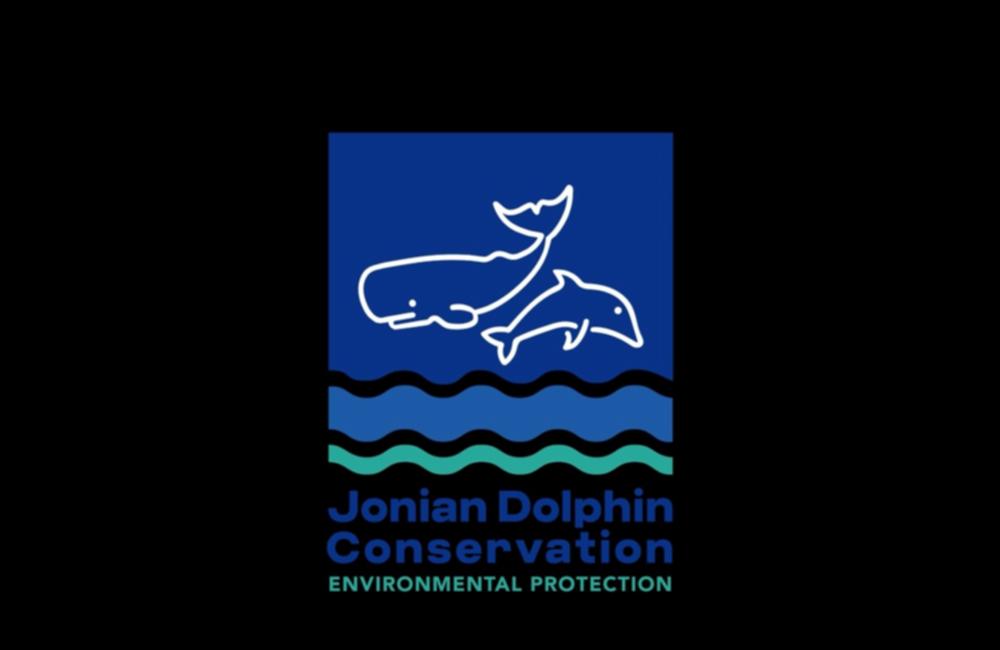 Questo video documentario è stato girato durante una delle escursioni in barca organizzate dall'Associazione Jonian Dolphin Conservation nel Golfo di Taranto in data 3 giugno 2023.
L'avvistamento è stato di circa 40 stenelle, tutte mamme con i piccoli, durante attività di navigazione e riposo.
Nel video si può vedere il comportamento di "Bow riding", ovvero il nuoto a prua delle imbarcazioni.
