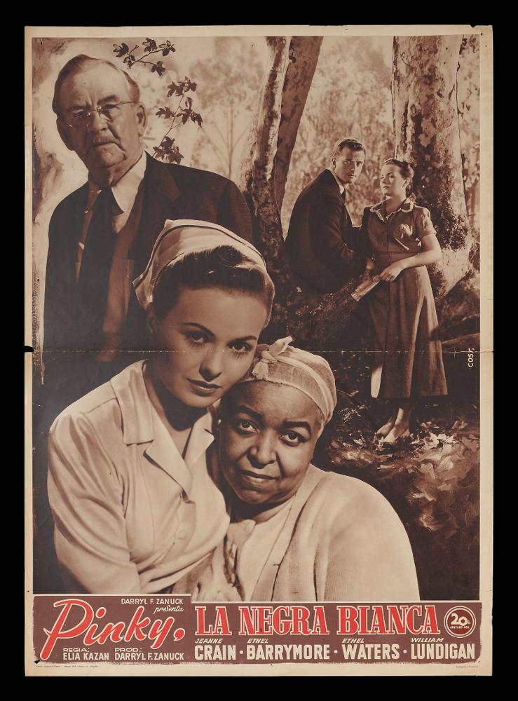 L'immagine riproduce uno dei manifesti conservati presso la Mediateca Regionale Pugliese (vedi Note). Si tratta di una delle fotobuste del film “Pinky, la negra bianca” del 1949 per la regia di Elia Kazan. La firma che si legge è dell’illustratore Cost. La composizione grafica è nei toni del grigio, sembra quasi il negativo di una fotografia, mantenendo il bianco e nero del film, infatti queste sono veri e propri ritagli di scene del film. Si possono notare tre gruppi di personaggi, sullo sfondo due gruppi e in primo piano le protagoniste femminili. Il titolo, nella parte sottostante, risalta per il suo colore rosso e per la composizione in due blocchi, il nome della protagonista Pinky in corsivo, il suo attributo in stampatello maiuscolo....