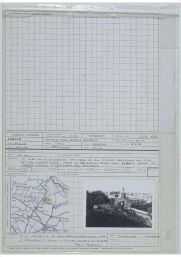 La scheda in oggetto è parte del volume “Censimento delle opere fortificate in Puglia”, risultato dell'attività promossa dalla Regione Puglia tra il 1981 e il 1982, per individuare e descrivere le principali costruzioni in muratura presenti nel territorio. Composta da due fogli sciolti, è redatta da Luca Di Noia nell'ottobre del 1981. Le mura urbiche di Vernole in provincia di Lecce sono risalenti al XVI secolo, su progetto di Gian Giacomo Acaya. La cinta muraria, innestata al castello, si estende per circa 1 chilometro e presenta bastioni. La struttura muraria è composta da tufo calcareo (carparo) in conci squadrati e tessitura regolare.