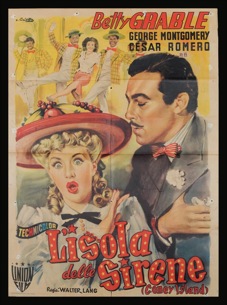 L'immagine riproduce uno dei manifesti conservati presso la Mediateca Regionale Pugliese (vedi Note). Si ratta di una delle versioni grafiche per il manifesto del film "L’isola delle sirene" del 1943 per la regia di Walter Lang, a firma dell’illustratore Averardo Ciriello. Pittore dal linguaggio elaborato e dallo stile pittorico colto e maturo, sia nel ritratto che nelle scene narrative, Ciriello seppe caratterizzare le sue opere con l'uso di sfumature volumetriche, tocchi di colore morbidi "emotivi", che denotano una comunicazione visiva chiara e coinvolgente. Anche per questa composizione il coinvolgimento con il pubblico è totale grazie alla mimica facciale rappresentata nei ritratti dei protagonisti in primo piano e grazie alla rappresentazione corale dei personaggi...