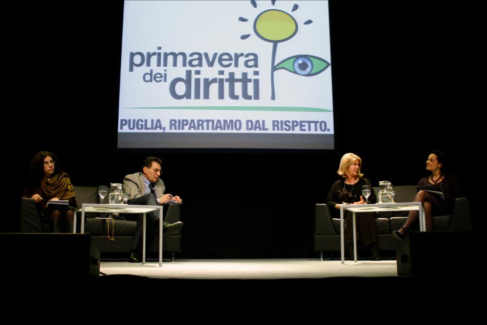 L'immagine fa parte di “Primavera dei Diritti", collezione digitale che raccoglie foto e video dell'omonima manifestazione promossa dalla Regione Puglia - Assessorato al Mediterraneo e realizzata dal Teatro Pubblico Pugliese dal 18 al 28 febbraio 2010 a Bari. La fotografia Immortala un momento dell'incontro "Mauro Rostagno. Una voce nel vento. La storia di un giornalista scomodo ucciso dalla mafia", tenutosi il 20 febbraio nella cornice del Teatro Kursaal di Bari. Al dibattito parteciparono Carla Rostagno (sorella di Mauro Rostagno), Norma Ferrara ("Libera" - sez. informazione), Rosario Crocetta (Parlamentare europeo) e Norma Ferrara (Redattrice di "Libera Informazione") moderati da Francesca Recchia Luciani (Docente di Filosofia, Università di Bari). Parte centrale del...