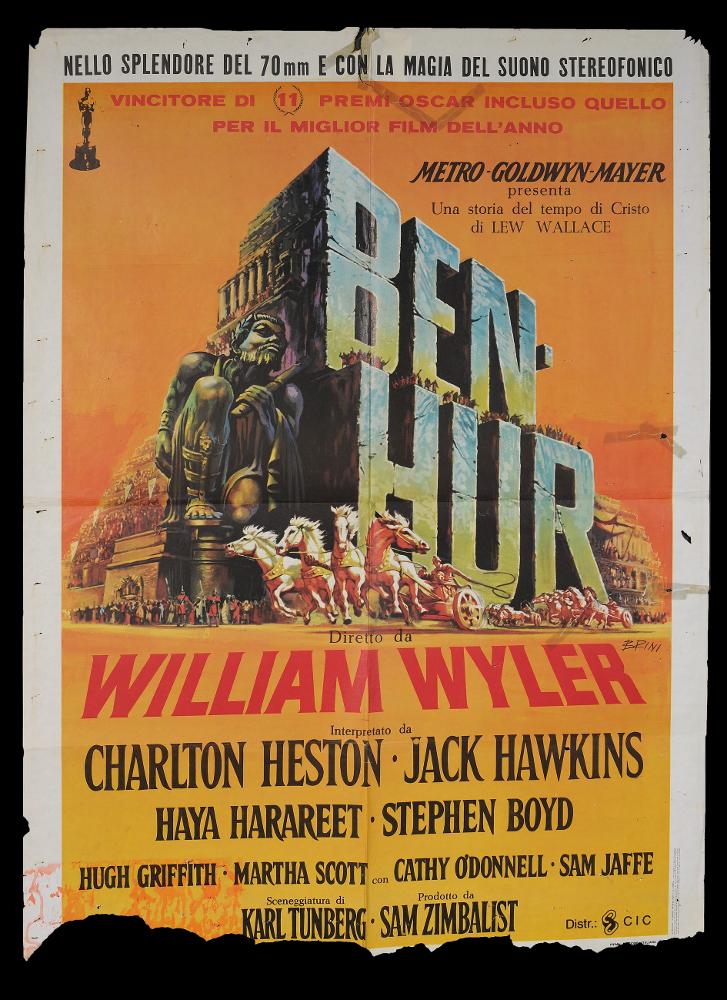 L'immagine riproduce uno dei manifesti conservati presso la Mediateca Regionale Pugliese (vedi Note). Si tratta del manifesto del colossal americano "Ben Hur", la cui illustrazione è a firma di Ercole Brini. È una composizione pittorica diversa da molte altre contraddistinte da una delicatezza pittorica liquida e morbida, quasi astratta, resa con l'uso di acquerelli, la sua tecnica prediletta. Qui l'atmosfera è onirica e realistica allo stesso tempo, ma anche molto imponente e potente, degna di un colossal come Ben Hur che vinse 11 premi Oscar. Brini interpreta le grandi scenografie realizzate per questo film con una impostazione piramidale ricchissima di dettagli minuziosi e figure piccolissime, che ruotano intorno al gigantesco titolo evocativo in pietra con elementi ...