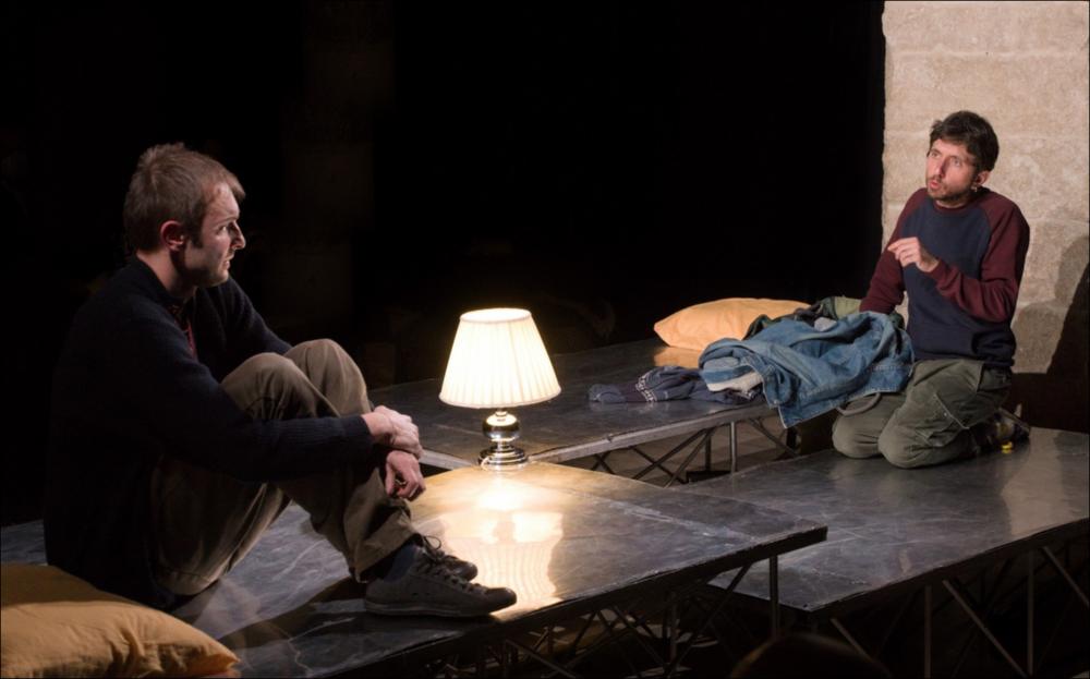 Lo scatto ritrae i due protagonisti: Vincenzo Zampa e Damiano Genchi, entrambi appartenenti alla Compagnia Senza Piume di Giovinazzo. “Home Run” è una rappresentazione teatrale, inedita e in anteprima presso la Vallisa di Bari nella sola data del 24 novembre 2021. Il titolo “Home Run” è un termine tecnico nel gioco del baseball e il suo significato è traducibile in “colpaccio”, un misto tra bravura e fortuna. La “partita” la si gioca in una stanza in affitto, in una grande città del Nord. Due amici d’infanzia - uno è un eterno “quasi laureato”, l’altro ha in tasca il certificato medico di disabile mentale - si ritrovano insieme a combattere nel mondo di oggi dopo aver lasciato il comune paesino d’origine sperimentandosi nei nuovi lavoretti offerti dal mondo “super veloc...