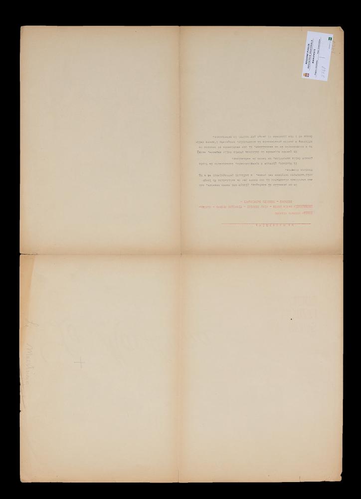 L'immagine riproduce uno dei manifesti conservati presso la Mediateca Regionale Pugliese (vedi Note). Si tratta del retro del soggettone (fotobusta) del film "La maestrina", film italiano del 1942. Il fronte è un elegante collage realizzato con scene del film su sfondo blu e rosso - tipici della penna delle maestre - che descrive allo stesso tempo un film delicato ricco di significati sociali ed educativi, uno spaccato di provincia maliziosa ed invadente (vedi link in Risorsa associata). Come si può notare, il retro riporta la trama del film, scritta a macchina, come si intuisce dall’inconfondibile font....