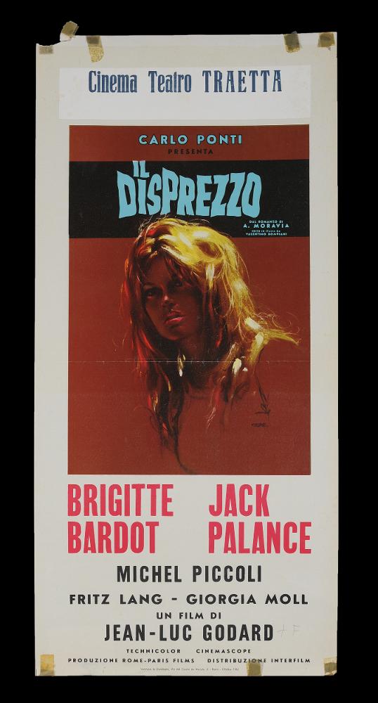 L'immagine riproduce uno dei manifesti conservati presso la Mediateca Regionale Pugliese (vedi Note). Si tratta di una delle versioni della locandina del film "Il disprezzo". Giuliano Nistri firma la composizione pittorica per questo film, qui in versione locandina, in cui il ritratto di Brigitte Bardot è protagonista fondendosi con lo sfondo rosso intenso, dal quale emerge in parte la lucente chioma bionda dell'attrice francese. Le sue scene cupe e drammatiche, con chiaroscuri accentuati sono sempre stati la sua nota stilistica, dal forte impatto visivo. La scelta di un fondo piatto, ad un solo colore, è un espediente per evidenziare i volti o la postura dei corpi. Il gioco di contrasti netti, con pennellate che costruiscono le forme, sottolinea la tensione della narra...