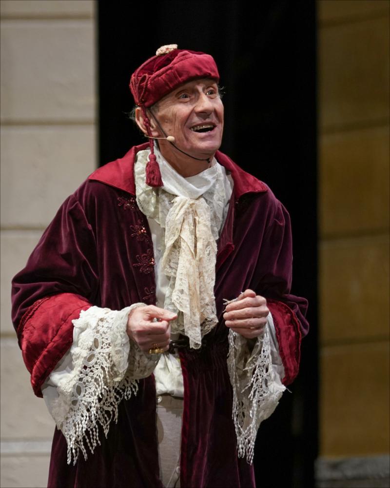 <div>Lo scatto documenta un momento dello spettacolo teatrale “L’Avaro” di Molière, andato in scena il 26 dicembre 2024, presentato da AncheCinema e Anonima G.R. in occasione del cinquantenario dalla fondazione della compagnia Anonima G.R.</div><div>Lo spettacolo, diretto da Dante Marmone, vede in scena Tiziana Schiavarelli, Brando Rossi, Gianni Vezzoso, Azzurra Martino, Cristiana Papazissis e Antonello D’Onofrio.</div><div>Le scenografie sono firmate da Francesco Arrivo, i costumi da Angela Gassi, le musiche originali da Dante Marmone; Daniele Domanico cura il service audio e luci, mentre la produzione amministrativa è affidata a Terry Caiati.</div><div>Non si tratta di una semplice rilettura del testo di Molière: lo spettacolo na...