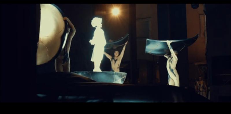 “Il teatro che è stato e il teatro che verrà”. Cosa è successo in questi due anni di pandemia? Cosa ne è stato del teatro? È quello che ci racconta questo video, preziosa ed elegante narrazione delle emozioni e delle sensazioni che hanno segnato la storia del teatro in un periodo indimenticabile.
Nell’assenza e nel silenzio di sipari di pietra si percepisce solo il battito di un cuore che non comprende e che deve avere paura anche di ciò che ama. Ci si è persi per poi ritrovarsi dietro una maschera. Recitare, ballare, cantare…ma per chi? Un teatro vuoto e silenzioso è un’insensatezza.
In un crescendo di musica e parole, veniamo travolti dall’entusiasmo del ritorno in scena attraverso luci, trucco e costumi che riempiono gli sguardi increduli di una collettività in attes...