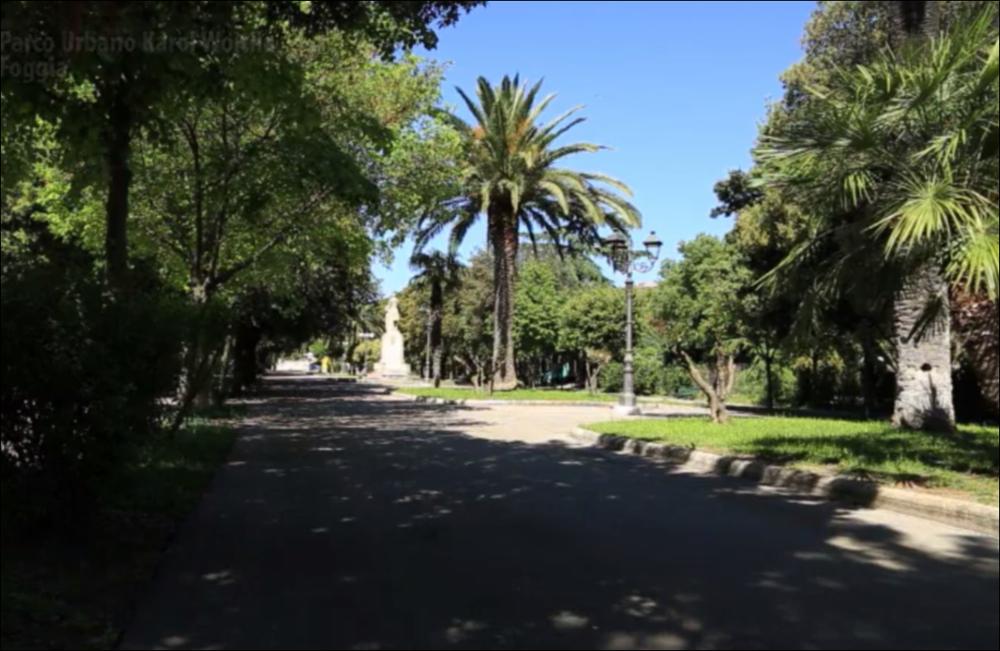 Il video in oggetto nasce nella sfera del progetto regionale “CultTour”, quest'ultimo finanziato dall'Unione Europea nell'ambito del Programma Sud Est Europa (SEE) della Cooperazione territoriale europea (C.T.E.) e cofinanziato dal Fondo europeo di sviluppo regionale (FESR). Il progetto, realizzato tra il 2011 e il 2013, nasce per sviluppare le strategie per la tutela e la valorizzazione di giardini e parchi di interesse storico-artistico, dei beni ambientali e di altri siti culturali all'aperto conferendo loro un uso attuale in campo turistico in specifici percorsi ed itinerari, preservandone allo stesso tempo lo spirito dei luoghi. Il documentario, sottotitolato in italiano, racconta la storia dei parchi e dei giardini dei quattro paesi partner coinvolti nel progetto....
