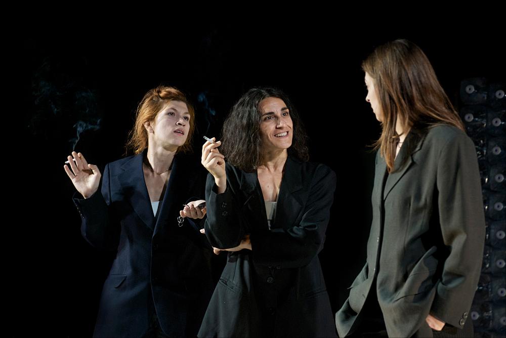 La fotografia in oggetto, ad opera di Alessandro Colazzo, immortala un momento dello spettacolo “La Parola Padre”, messo in scena dal Teatro Koreja di Lecce per la stagione 2015-2016. Lo spettacolo ideato nel 2012 è stato prodotto nell'ambito del Progetto Archeo.S., finanziato dal Programma di Cooperazione Transfrontaliero IPA Adriatico ed è stato insignito del Premio Best Actress Apollon 2012 XI International Theatre Festival Apollon di Fier, Albania e del Premio “Adelaide Ristori” (Mittelfest 2014) migliore attrice a tutte le interpreti. Le sei giovani attrici ed interpreti furono scelte durante i seminari tenuti da Koreja nell'Europa centro orientale e provengono da paesi diversi, per incontrarsi in uno dei tanti crocevia del presente. Al centro della pièce è il rapp...