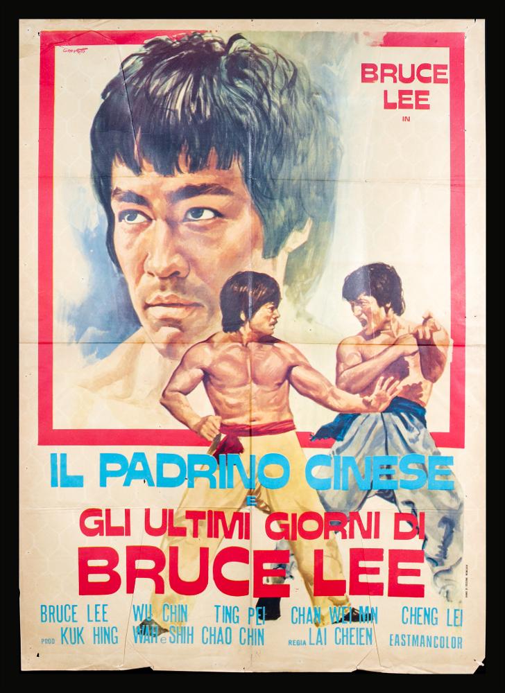 Il padrino cinese e gli ultimi giorni di Bruce Lee (titolo originale “Da jiao long”) è un film giapponese del 1974 diretto da Lai Chien.
Nel cast gli interpreti Michael Wai-Man Chan, Betty Ting Pei e Chin Hu.
Il manifesto cinematografico è a firma del celebre pittore di cinema Luciano Crovato. Lo stile di Crovato si riconosce in numerose opere realizzate negli anni '60-'70. Colori decisi e contrastati caratterizzano uno stile realistico quasi fotografico che ritroviamo in questa composizione in cui l’artista ritrae in primo piano i volti dei protagonisti con grande cura ritrattistica. 
Il manifesto originale è conservato nell’Archivio della Mediateca Regionale Pugliese....