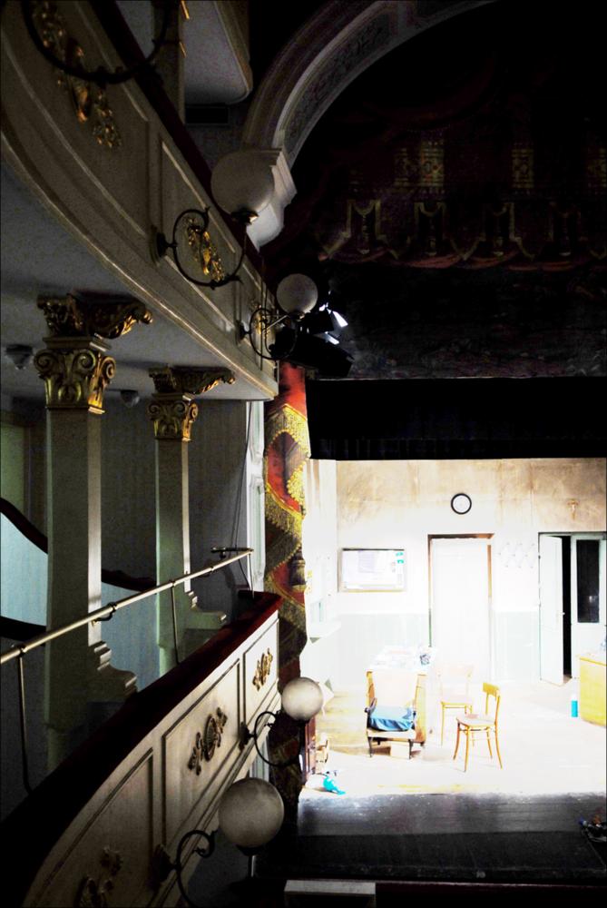 L'immagine è parte della campagna fotografica realizzata dalla fotografa Margherita Mirabella per Teatro Pubblico Pugliese, che ha ripreso nei suoi scatti le eleganti architetture e i rifiniti dettagli di alcuni dei più bei teatri pugliesi e alcuni degli spettacoli teatrali portati in scena in questi ultimi anni. Ci troviamo tra i palchi del piccolo ed elegante Teatro Comunale di Mola di Bari, intitolato al suo più celebre cittadino, il compositore Niccolò Van Westerhout, mentre è in atto uno spettacolo. Iniziati nel 1888 per volere dell'Amministrazione comunale, i lavori per la sua edificazione si conclusero nel 1896; il teatro era pronto così ad ospitare sul suo palco il 18 aprile l'opera “Doña Flor” che Van Westerhout dedicò a Mola, la sua città nativa. Il progetto o...