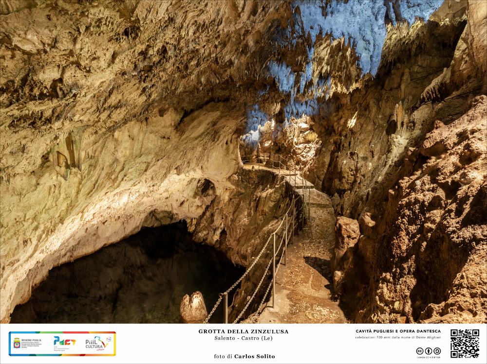 La grotta della Zinzulusa, a Castro, una delle più famose caverne carsiche marine in Italia. 
Sono imponenti le fauci di questa grotta e, una volta oltrepassate, il cammino continua per una galleria che si addentra serpeggiante nel ventre della terra per un centinaio di metri fino a raggiungere la parte terminale del tratto emerso, quella più angusta, per poi inabissarsi nella profondità delle acque scure.
Lo scatto fotografico riprende uno scorcio dello strettissimo passaggio concesso dalle possenti e irregolari pareti di roccia calcarea e dal soffitto basso, costellato da concrezioni sottili e appuntite.
L’immagine digitale fa parte della raccolta di fotografie prodotte da Carlos Solito per il Progetto digitale “Sillabario sotterraneo – Viaggio dantesco nelle Grotte d...