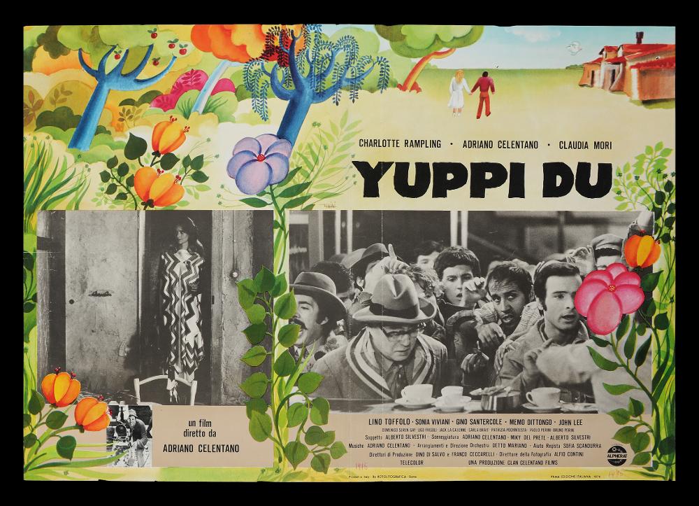 L'immagine riproduce uno dei manifesti conservati presso la Mediateca Regionale Pugliese (vedi Note). Si tratta di una delle fotobuste del film "Yuppi du" del 1975 per la regia di Adriano Celentano, nelle vesti anche di protagonista principale. Il soggetto si presenta in una veste grafica molto contemporanea e pop composta da una cornice vegetale dai colori molto accesi e brillanti e dagli elementi tondeggianti nei quali si possono riconoscere anche i protagonisti del film. Vi è nella parte centrale la presenza di due fotografie in bianco e nero utilizzate per raccontare le corrispondenti scene e, più piccola, una fotografia che ritrae Adriano Celentano dietro la macchina da presa, per sottolineare il suo ruolo di regia. Al di sotto, sono riportate a stampa alcune infor...