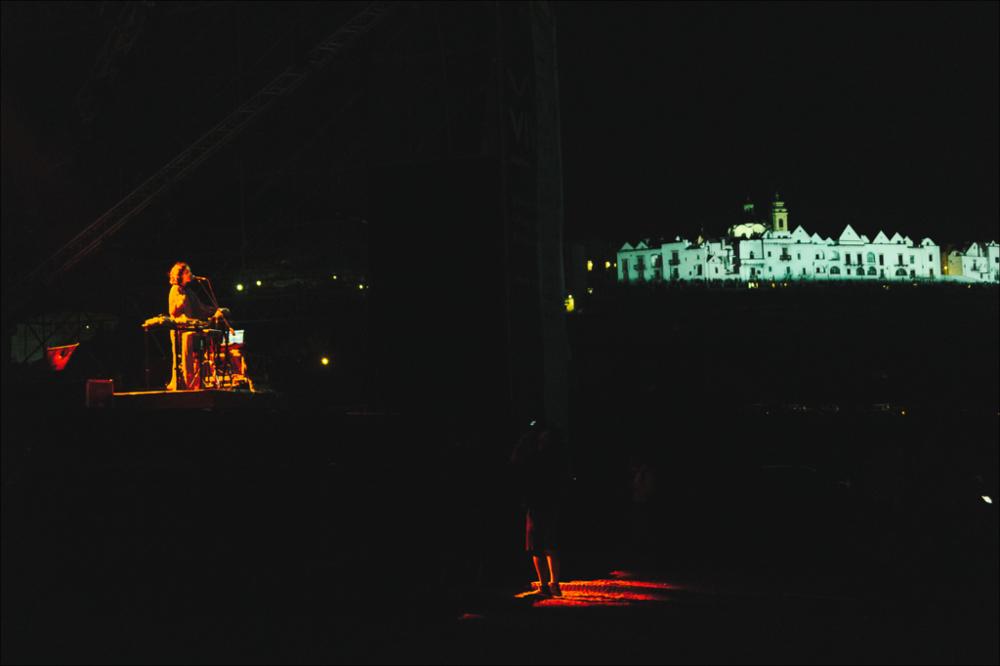 L’edizione 2017 del "VIVA" Festival intende regalare notti magiche alla Valle d’Itria e al pubblico pugliese, nazionale e internazionale». Tra i protagonisti di spicco di questa edizione troviamo Nicolas Jaar (live), Dj Shadow, Madlib, Todd Terje, Ghali, Lorenzo Senni, Kelly Lee Owens, Jolly Mare e Populous (e altri) si aggiungono John Talabot, Rroxymore, Don’t DJ, Jolly Mare, Zippo e Fides. Oltre agli show, ospita una serie di incontri condotti da Carlo Pastore, storico presentatore radiofonico di Babylon su Rai Radio 2, nonché direttore artistico di MI AMI Festival. La fotografia sembrerebbe quasi l'allusione ad un libro aperto, sulla pagina a sinistra una musicista, sola che canta pervasa da luci calde; sulla destra Locorotondo, paese totalmente bianco accentuato da ...