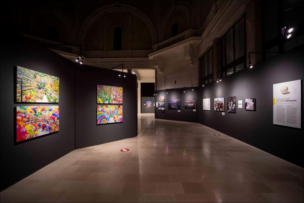 Nella foto lo spazio espositivo del Teatro Margherita di Bari allestito in occasione della mostra PLANET OR PLASTIC? con 71 scatti fotografici di forte impatto, amara testimonianza dei danni ambientali provocati dall’eccessivo uso della plastica nel mondo. La mostra fotografica, pensata per adulti e ragazzi, ha presentato contenuti e un percorso espositivo che hanno permesso un’esperienza immersiva nei temi presentati....