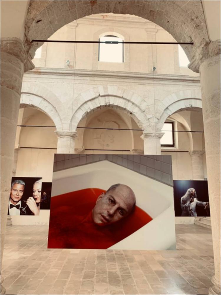 La chiesa dei SS. Pietro e Paolo, edificata nell’area aristocratica di Monopoli e chiusa al culto dal 1955, è stata allestita per contenere le visioni sul futuro del performer Phillip Toledano. A seguito di una indagine sul DNA che gli ha diagnosticato la possibilità di diverse malattie, l'artista ha deciso di affrontare i suoi diversi destini immergendosi in essi attraverso protesi facciali ed effetti cinematografici per poter vivere le diverse realtà del suo futuro. La chiesa diventa il contenitore ideale per custodire le paure di Phillip, ovvero le paure di tutti gli esseri umani: il futuro e la morte....
