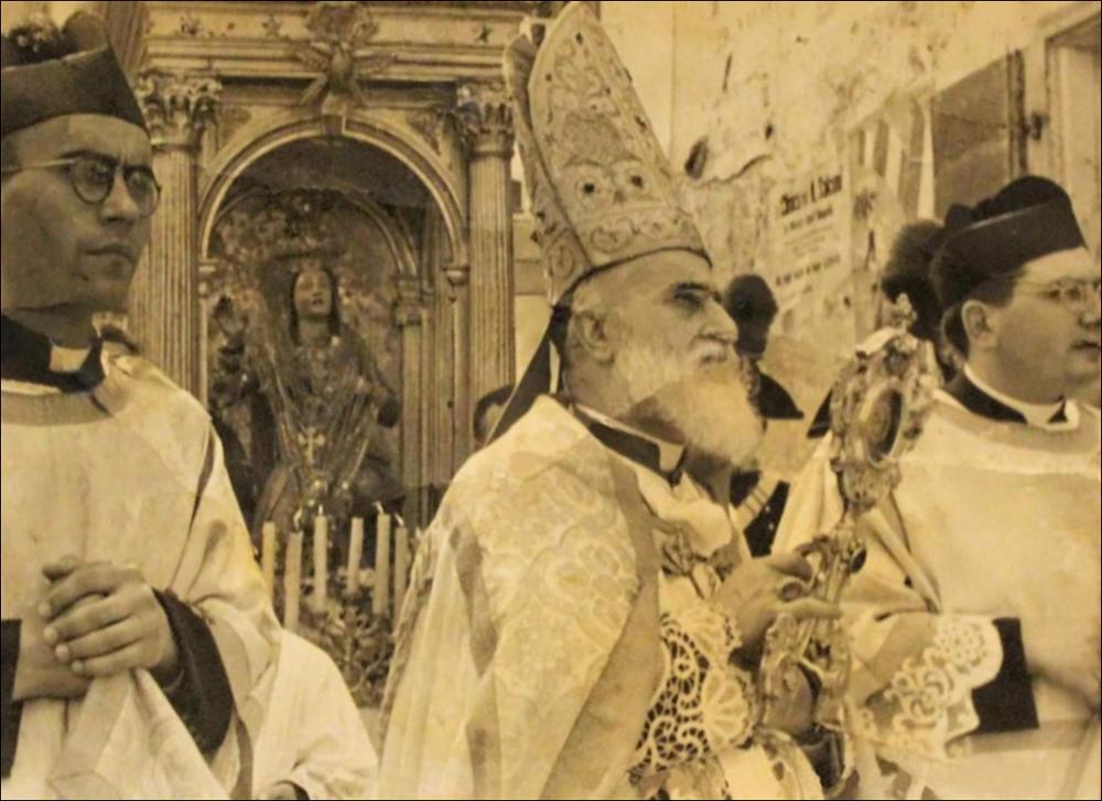<div class="ql-editor"><div>Questa foto storica databile agli anni ’50 cattura un momento in cui la processione, presieduta da Monsignor Cesarano in primo piano, percorre le vie del centro storico di Vieste in occasione della Festa in onore della Protettrice Santa Maria di Merino.</div><div>La Festa Patronale di Santa Maria di Merino si svolge ogni anno dal 30 aprile al 10 maggio, con un ricco programma di celebrazioni religiose e manifestazioni civili.</div><div>I riti religiosi comprendono il Novenario, l’intronizzazione della Patrona, le Messe a suffragio e la solenne processione. Accanto a questi riti, la città si anima con eventi civili: serate canore, bande da giro, gruppi folkloristici, la tradizionale sagra del dolce, spettacolari luminarie che ...
