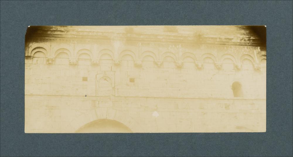 <div class="ql-editor"><div><span>Documentazione fotografica del fianco della cattedrale di Ruvo di Puglia, con in evidenza una sequenza di archetti pensili su teste mensola (XII-XIII secolo).</span></div><div><span class="ql-cursor">﻿</span>La raccolta fotografica di Giuseppe Ceci (1863-1938), studioso delle arti figurative dell’Italia meridionale e tra i promotori delle Società di Storia Patria di Napoli e della Puglia, si inserisce nel vivace clima culturale dell’Italia postunitaria, caratterizzato dal progressivo consolidarsi di una «coscienza nazionale» alimentata anche dal confronto e dal dialogo con le realtà storiche e culturali locali.</div><div>Oggi la Biblioteca Comunale di Andria conserva oltre settecento fotografie ded...