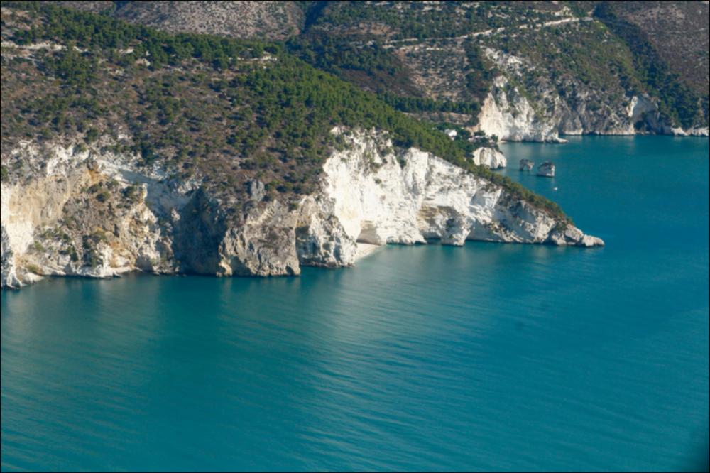Il comune di Mattinata, rientra nell'ambito paesaggistico del Gargano, caratterizzato dall'altopiano calcareo e dai suoi orli terrazzati. Il Gargano presenta una notevole varietà di paesaggi rurali di gran pregio, in gran parte storici e tradizionali, i quali sono il risultato di coltivazioni e tecniche di regimazione e presidio del suolo di tipo tradizionale. La fascia costiera rappresenta un mosaico di morfotipologie rurali, che va ad identificare un paesaggio riconoscibile che si struttura a partire dal lago costiero di Varano e arriva fino a Manfredonia. Nella sequenza che va dalla linea di costa verso i rilievi montani, si trovano nella porzione pianeggiante, o la prevalenza di mosaici agricoli, alternato al tipo agricolo perturbano in corrispondenza dei centri, o ...