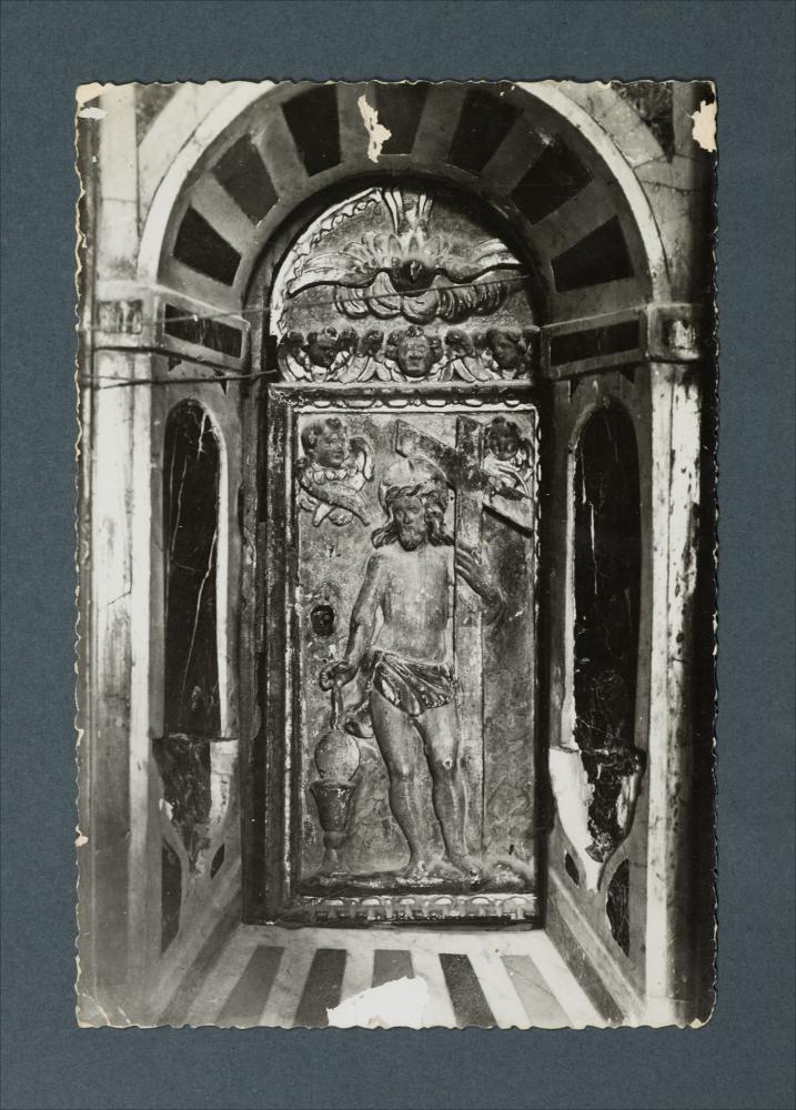 <div class="ql-editor"><div>Documentazione fotografica: Chiesa di Santa Maria Vetere, porta della custodia (particolare del ciborio), Andria</div><div><br></div><div>La raccolta fotografica di Giuseppe Ceci (1863-1938), studioso delle arti figurative dell’Italia meridionale e tra i promotori delle Società di Storia Patria di Napoli e della Puglia, si inserisce nel vivace clima culturale dell’Italia postunitaria, caratterizzato dal progressivo consolidarsi di una «coscienza nazionale» alimentata anche dal confronto e dal dialogo con le realtà storiche e culturali locali.</div><div>Oggi la Biblioteca Comunale di Andria conserva oltre settecento fotografie dedicate alla Puglia medievale, a Napoli e al patrimonio storico-artistico dell’...