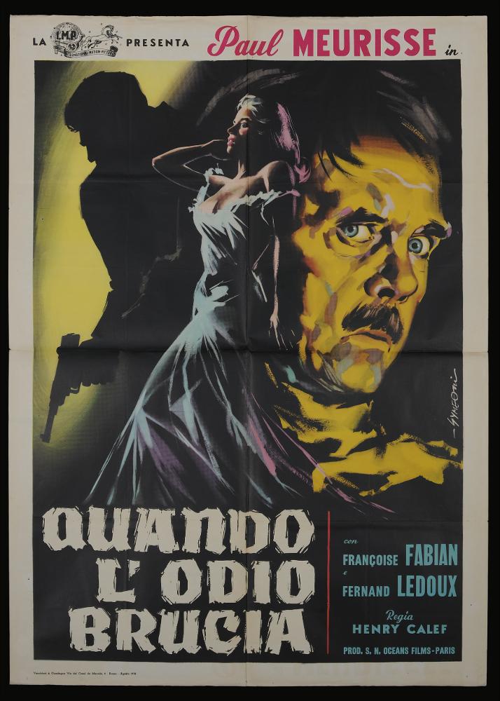 L'immagine riproduce uno dei manifesti conservati presso la Mediateca Regionale Pugliese (vedi Note). Si tratta di uno dei manifesti del film in bianco e nero “Quando l’odio brucia” del 1958 per la regia di Henri Calef. La firma che si legge in basso a sinistra è dell’illustratore ferrarese Symeoni (Symeoni Sandro). Tra i pittori di cinema più prolifici, in questo manifesto si ritrovano molte delle sue peculiarità stilistiche, in primis la sua grande pittoricità, la modernità nella composizione e suddivisione dello spazio grafico, l’uso di pennellate larghe e verticali. I colori qui utilizzati sono scuri e sembrano ricreare una atmosfera notturna, cupa e carica di mistero, illuminata solo dal viso del protagonista maschile e dal cono di luce che schiarisce l’ombra armat...