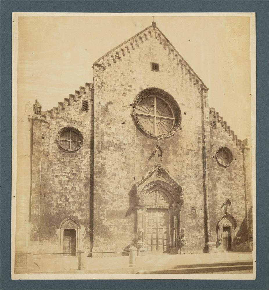<div class="ql-editor"><div>Documentazione fotografica della facciata della Cattedrale di Conversano (XII secolo), ritaglio da fotografia di Romualdo Moscioni.</div><div>﻿La raccolta fotografica di Giuseppe Ceci (1863-1938), studioso delle arti figurative dell’Italia meridionale e tra i promotori delle Società di Storia Patria di Napoli e della Puglia, si inserisce nel vivace clima culturale dell’Italia postunitaria, caratterizzato dal progressivo consolidarsi di una «coscienza nazionale» alimentata anche dal confronto e dal dialogo con le realtà storiche e culturali locali.</div><div>Oggi la Biblioteca Comunale di Andria conserva oltre settecento fotografie dedicate alla Puglia medievale, a Napoli e al patrimonio storico-artistico...