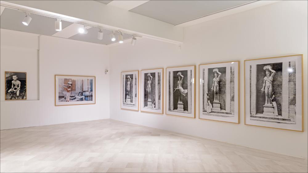 Dal 7 marzo al 1° novembre 2020 la Fondazione Museo Pino Pascali ha ospitato la mostra 55 love dedicata all’artista cinese Zhang Huan, uno dei più importanti artisti cinesi riconosciuti a livello internazionale, vincitore della XXII edizione del Premio Pino Pascali.
La mostra, intitolata 55 Love (dove 55 sono gli anni compiuti dall’artista nato nella provincia di Henan nel 1965), presenta un focus sulle performances realizzate negli Stati Uniti, in Italia e in Cina. Grandi opere fotografiche e video, tutte provenienti da collezioni italiane, ripercorrono la storia artistica di Zhang Huan a partire dagli anni ’90.
Zhang Huan si forma presso l’Accademia di Belle Arti di Pechino, successivamente trascorre diversi anni a New York e dal 2005 vive e lavora a Shanghai. All’ini...
